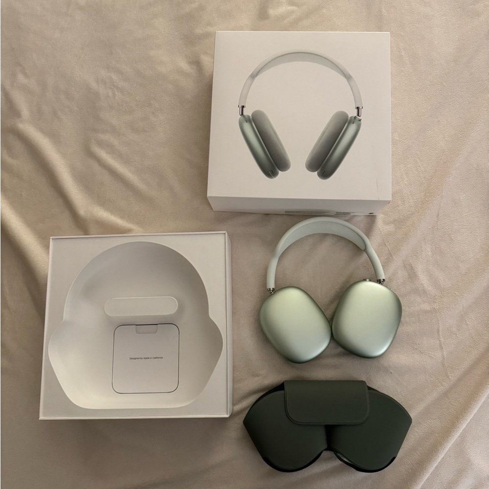 Apple AirPods Max in Mint Green